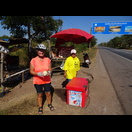 Am Straßenrand wird als Erfrischung der Saft kleiner, eisgekühlter Kokosnüsse angeboten